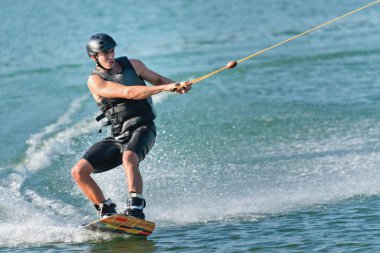 Göl kenarında Wakeboarder zevk yolculuğu