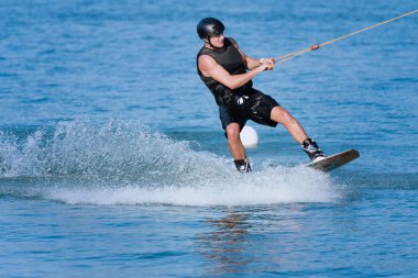 yüksek hızda wakeboard kişini