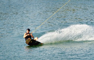 yüksek hızda wakeboard kişini