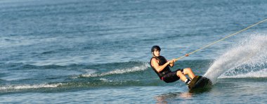 Göl kenarında Wakeboarder zevk yolculuğu