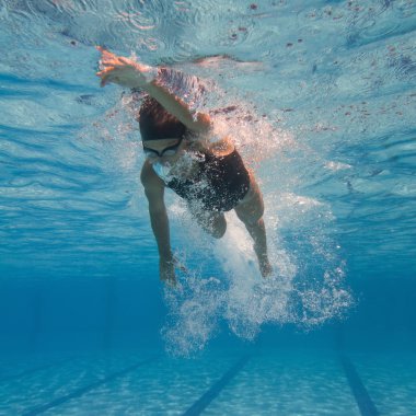  Yüzme havuzunda Yüzme atlet