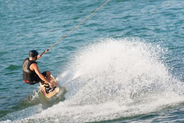 yüksek hızda wakeboard kişini