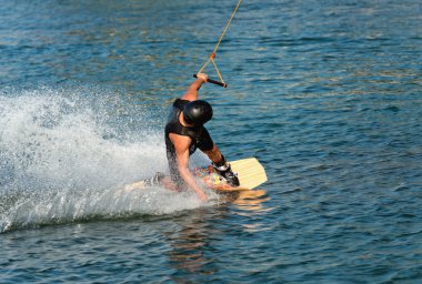 yüksek hızda wakeboard kişini