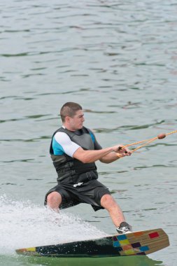 yüksek hızda wakeboard kişini