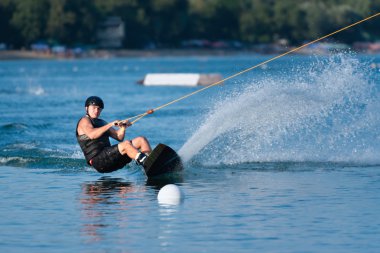 yüksek hızda wakeboard kişini