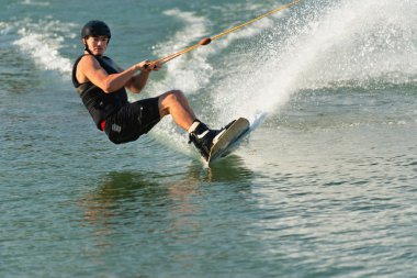 Göl kenarında Wakeboarder zevk yolculuğu