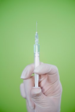 Aşı ile doktor elinde şırınga
