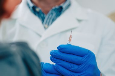 Doktor holding aşı