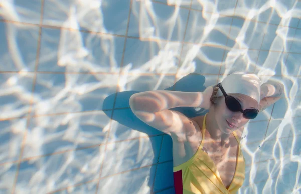 Mujer joven bajo el agua superficie — Foto de Stock