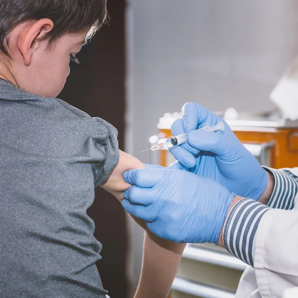 Menino recebe vacinação — Fotografia de Stock