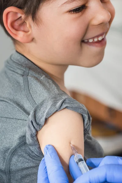 Kleine jongen ontvangt vaccinatie — Stockfoto