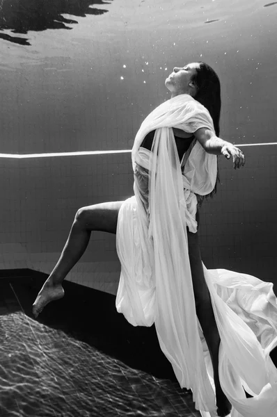 Dançarina de balé feminina subaquática — Fotografia de Stock