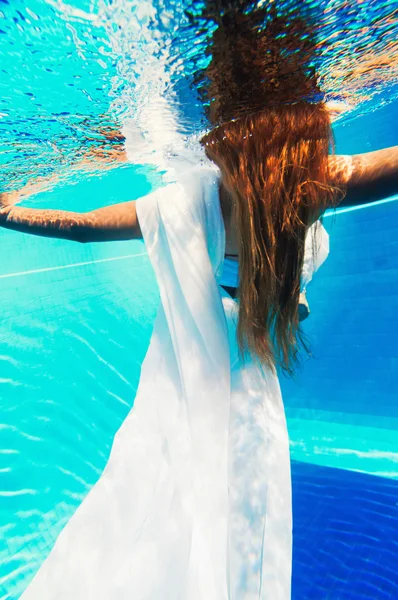 Dançarina de balé feminino na água — Fotografia de Stock