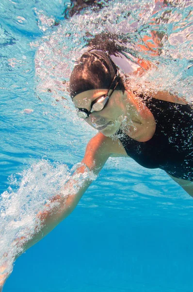 Atlet svømning i swimmingpool - Stock-foto