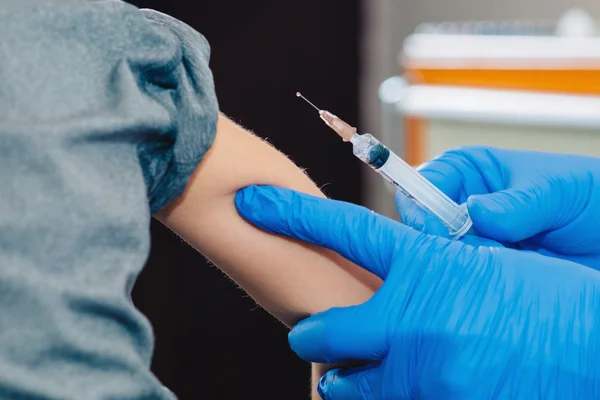 Jongetje krijgt een vaccinatie — Stockfoto