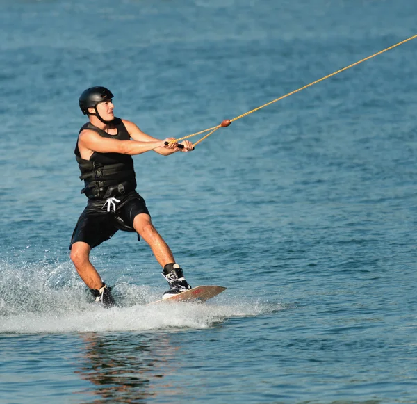 Hombre montando wakeboard a alta velocidad — Foto de Stock