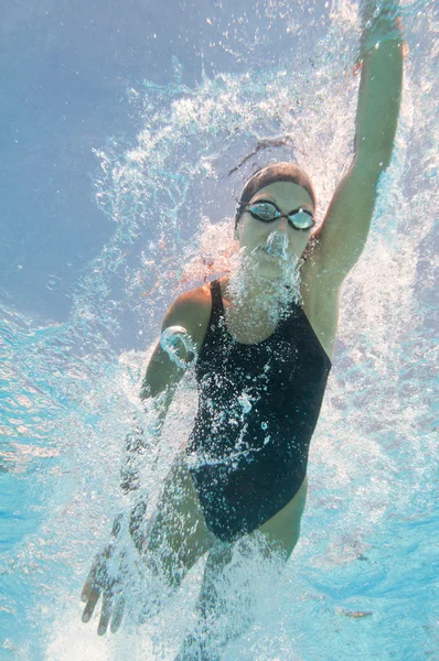 Atlet svømning i swimmingpool - Stock-foto