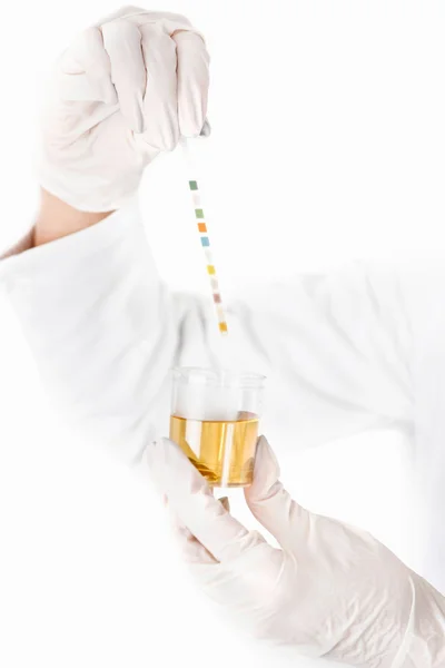 Medical worker testing urine sample — Stock Photo, Image