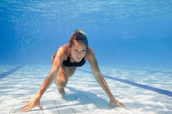 Atleta femenina bajo el agua — Foto de Stock