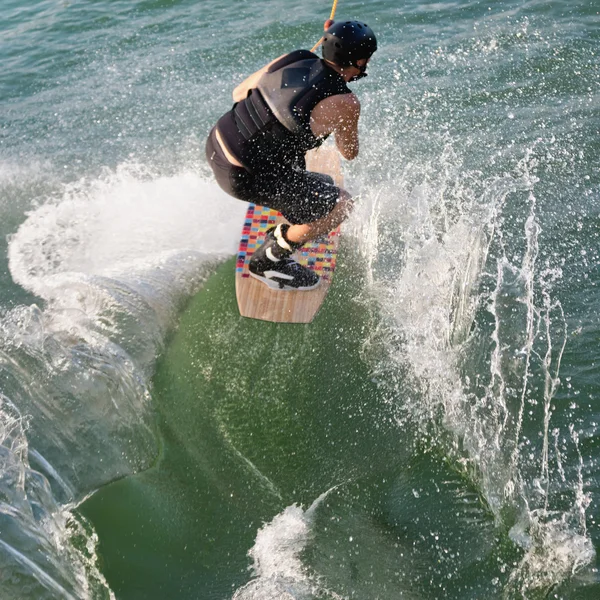 Wakeboarder cria enorme respingo — Fotografia de Stock