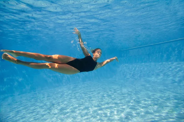 Athlet schwimmt unter Wasser — Stockfoto