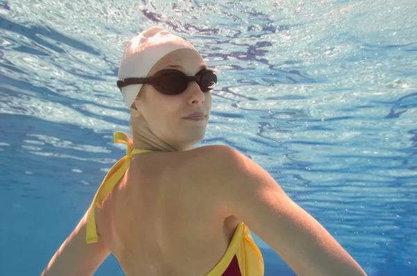 Feminino nadador posando subaquático — Fotografia de Stock