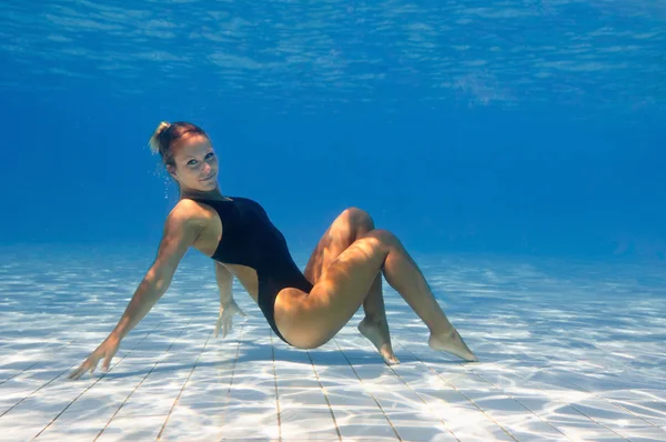 Девушка позирует под водой — стоковое фото