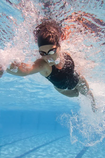 Idrettsutøver som svømmer i svømmebasseng – stockfoto