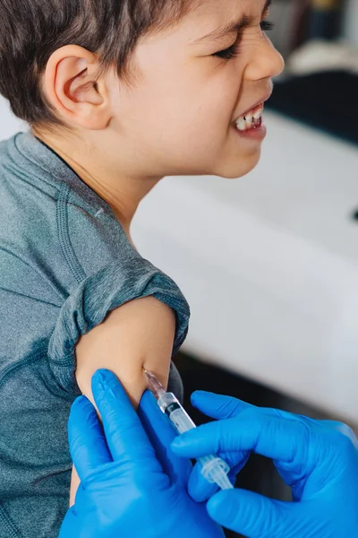 Mały chłopiec otrzymuje szczepienia — Zdjęcie stockowe