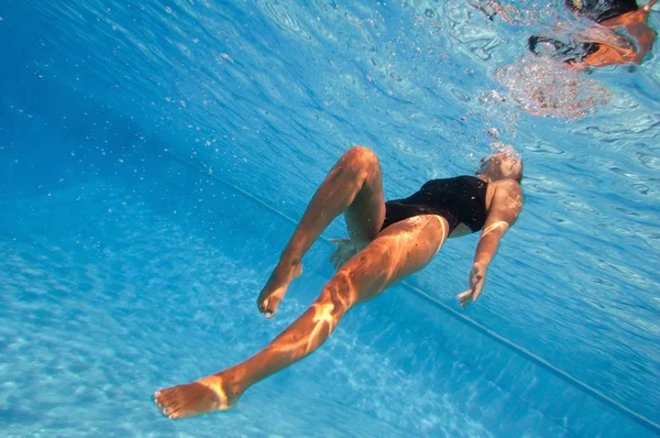 Jovem mulher na piscina — Fotografia de Stock