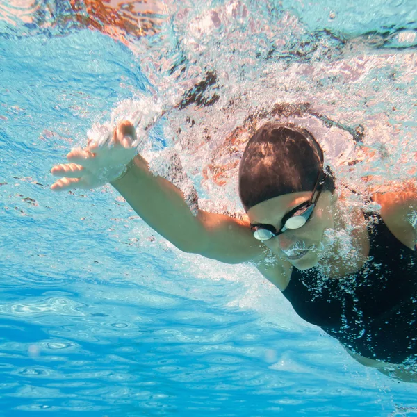 Αθλητής κολύμπι στην πισίνα — Φωτογραφία Αρχείου