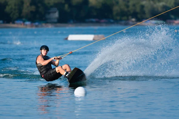 Muž na koni wakeboard při vysoké rychlosti — Stock fotografie