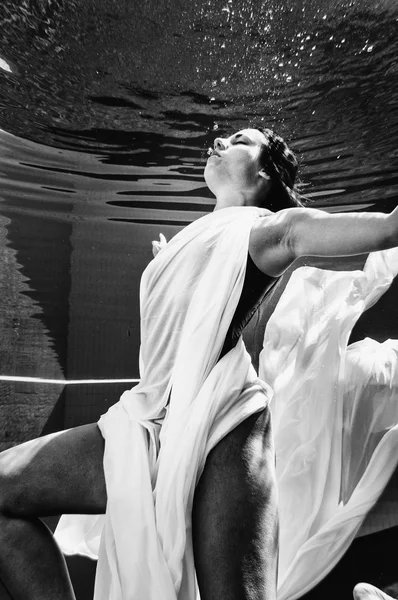 水中女性バレエ ダンサー — ストック写真