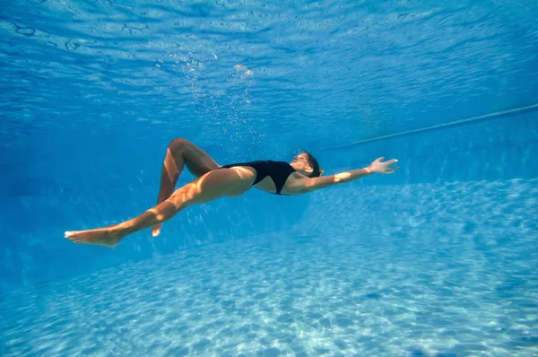 Female swimming Underwater — Stock Photo, Image