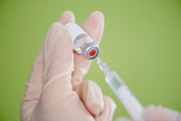 Médico manos con vial de vacuna — Foto de Stock