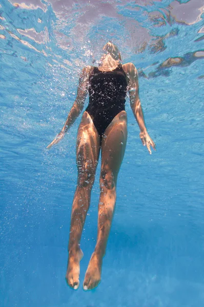 Feminino nadando subaquático — Fotografia de Stock