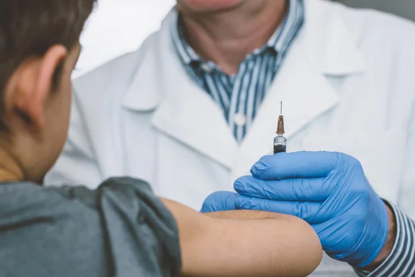 Ragazzino riceve una vaccinazione — Foto Stock