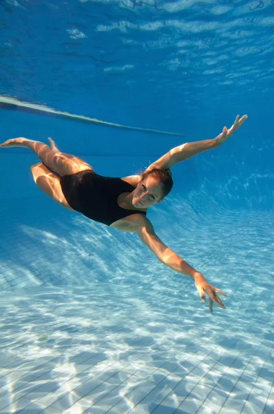 Natación femenina en la piscina — Foto de Stock