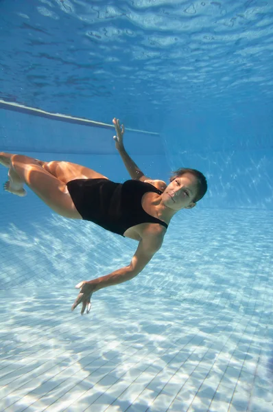 Weibchen schwimmen im Pool — Stockfoto