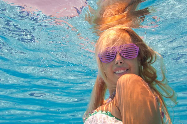 Modelo de moda posando en agua de piscina —  Fotos de Stock