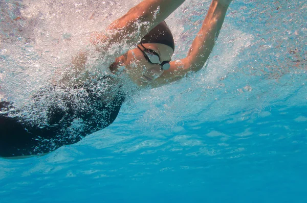 Kvinne som svømmer i svømmebasseng – stockfoto