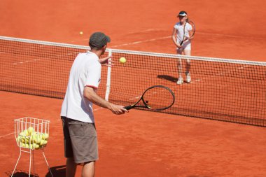Genç oyuncu koçuyla Tenis 