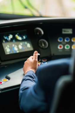 Tren sürücüsü denetim kabinde