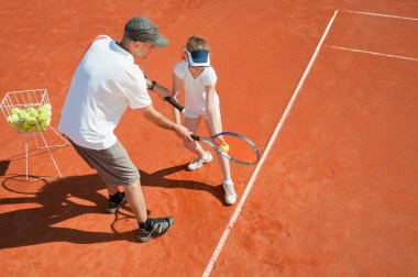Genç oyuncu koçuyla Tenis 