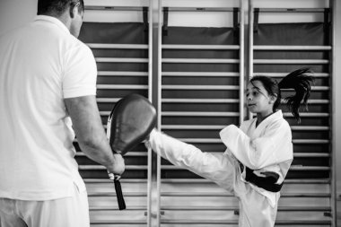 Taekwondo eğitmen kız ile çalışma