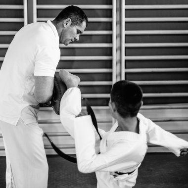 Taekwondo eğitmen çocuk ile çalışma