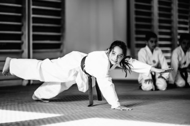 Taekwondo kıza dövüş sanatları eğitimi
