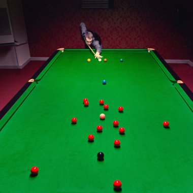 snooker oyuncusu topa vurmak 