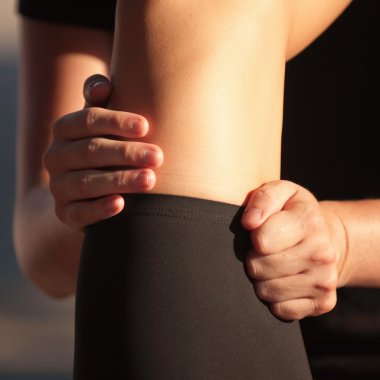 Masaj terapisti atlet ayak üstünde çalışma