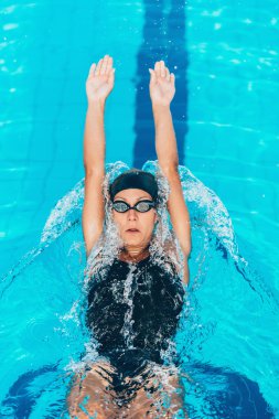 Yüzücü başlangıç yarış